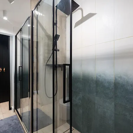 Downtown Chic By Bookinghost